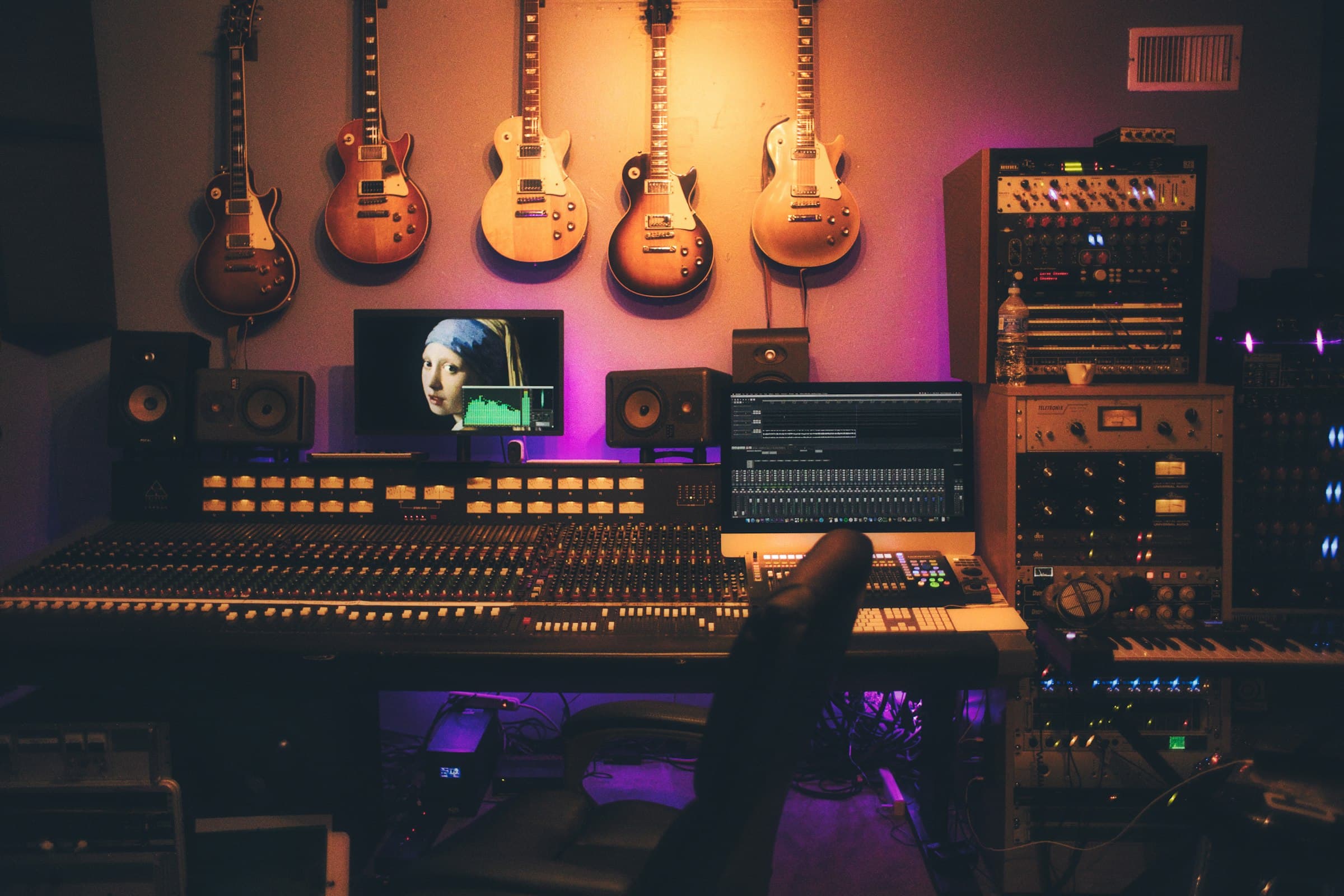 Estudio de música con poca luz y equipo de producción
