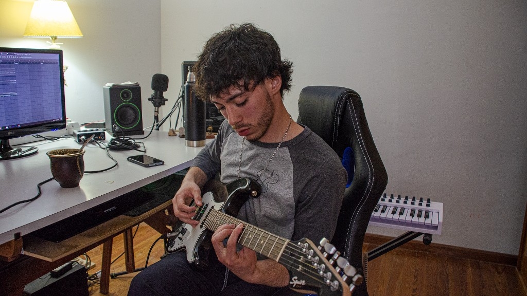 MatWyre tocando guitarra en su estudio de producción